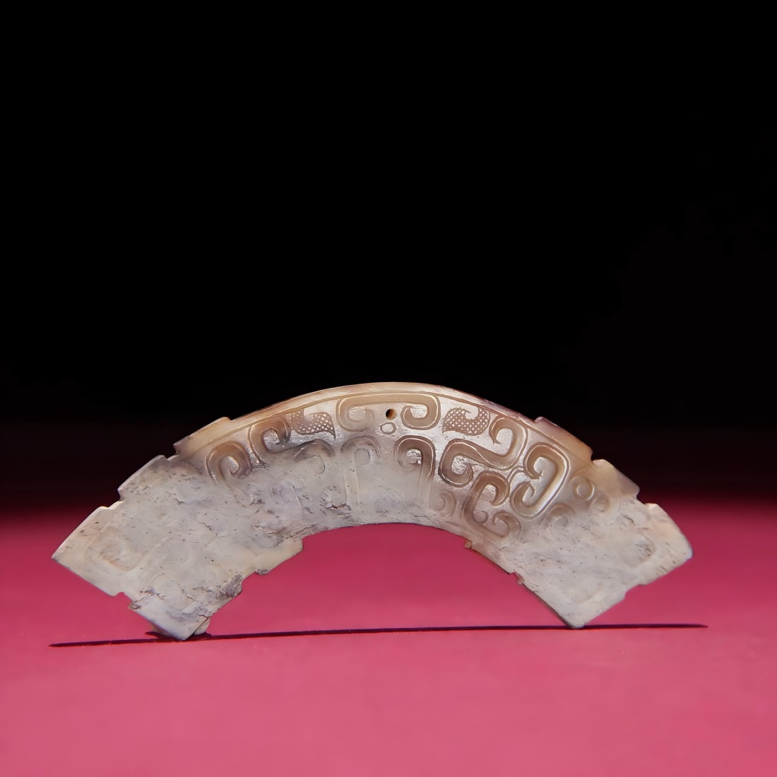 A piece of Han Dynasty jade huang: Han Dynasty jade huang SIZE: 103x25x4mm W:28g (The Dimensions Of All Batches Are Manually Measured.If You Need More Detailed Information, Please Contact Our Customer Service Before Bidding.)