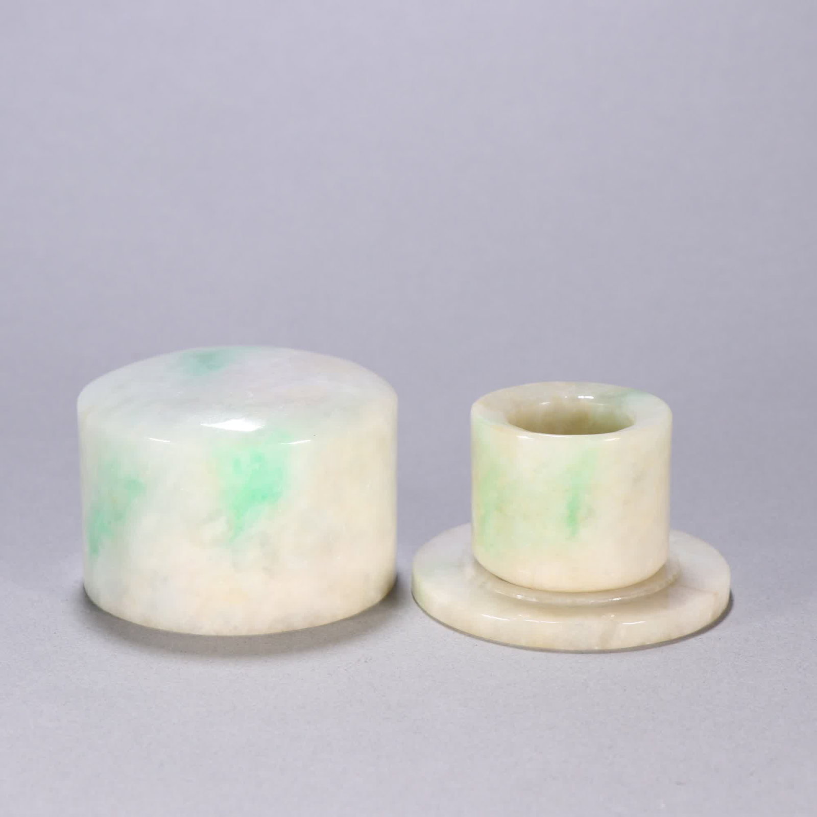 A set of Qing Dynasty jade finger belt box: A set of Qing Dynasty jade finger belt box SIZE: Finger inner diameter 2.2cm W: 3cm Total W: 292.8g (The Dimensions Of All Batches Are Manually Measured.If You Need More Detailed Information, Please C