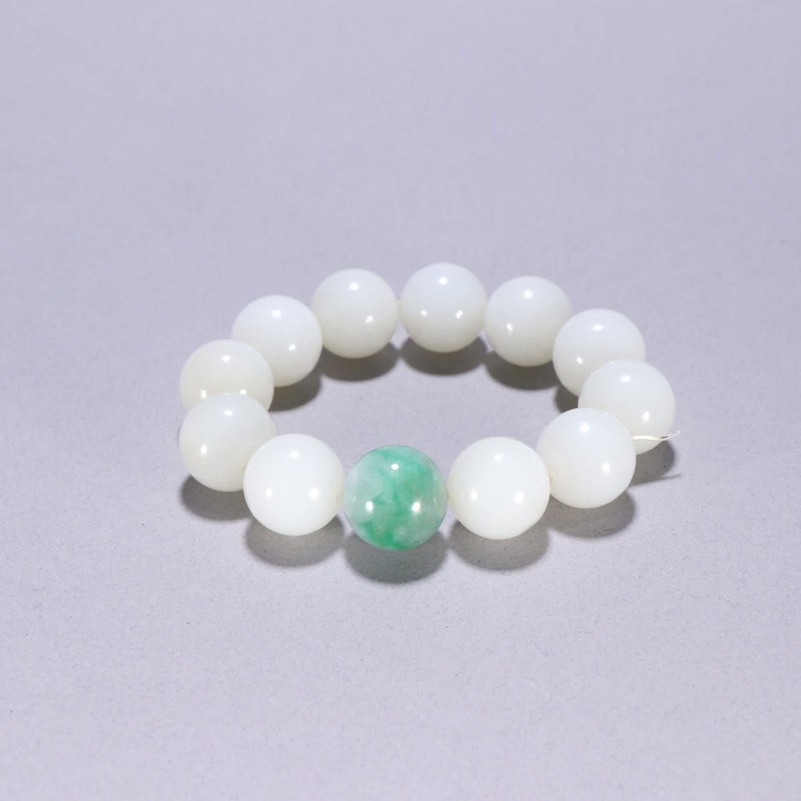 A Qing Dynasty Hetian jade bracelet: Qing Dynasty Hetian jade bracelet SIZE: Bead diameter 1.8cm W: 110.9g (The Dimensions Of All Batches Are Manually Measured.If You Need More Detailed Information, Please Contact Our Customer Service Be