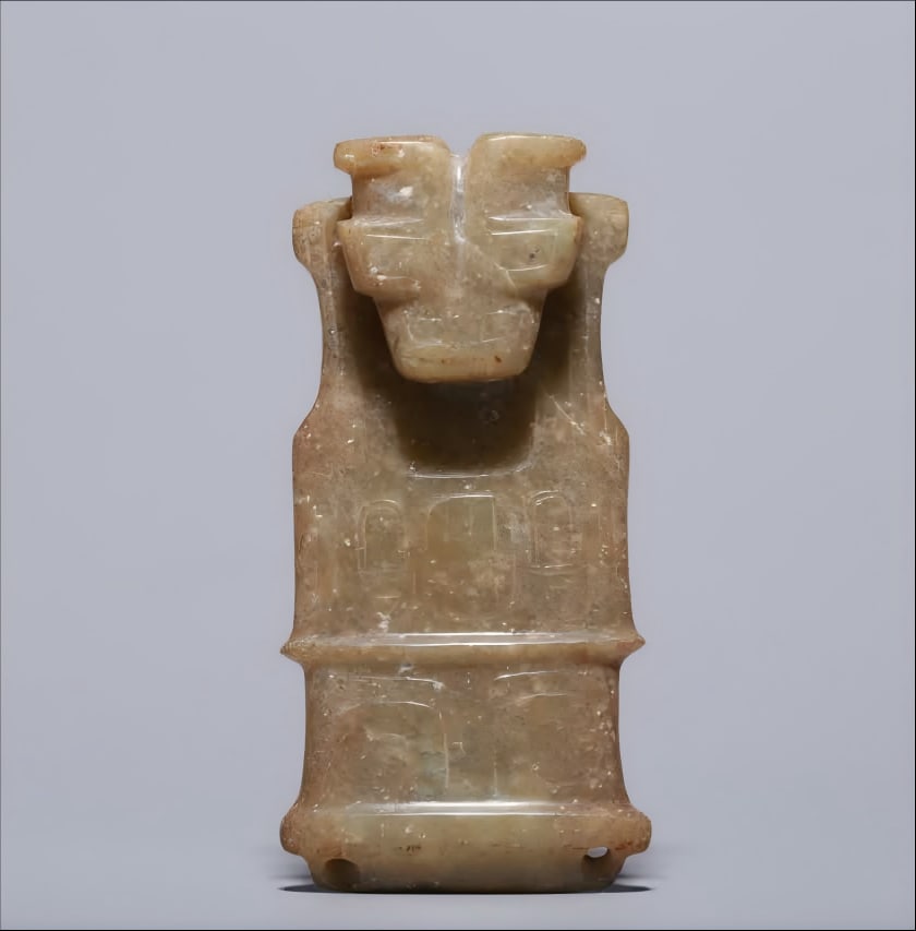A piece of the Han Dynasty Hetian jade beast face ornament: The Hetian jade beast face of the Han Dynasty is made of Tian jade, the body is thin and well-proportioned, and its head is carved with a beast face, which is full of domineering, and the ornament is 