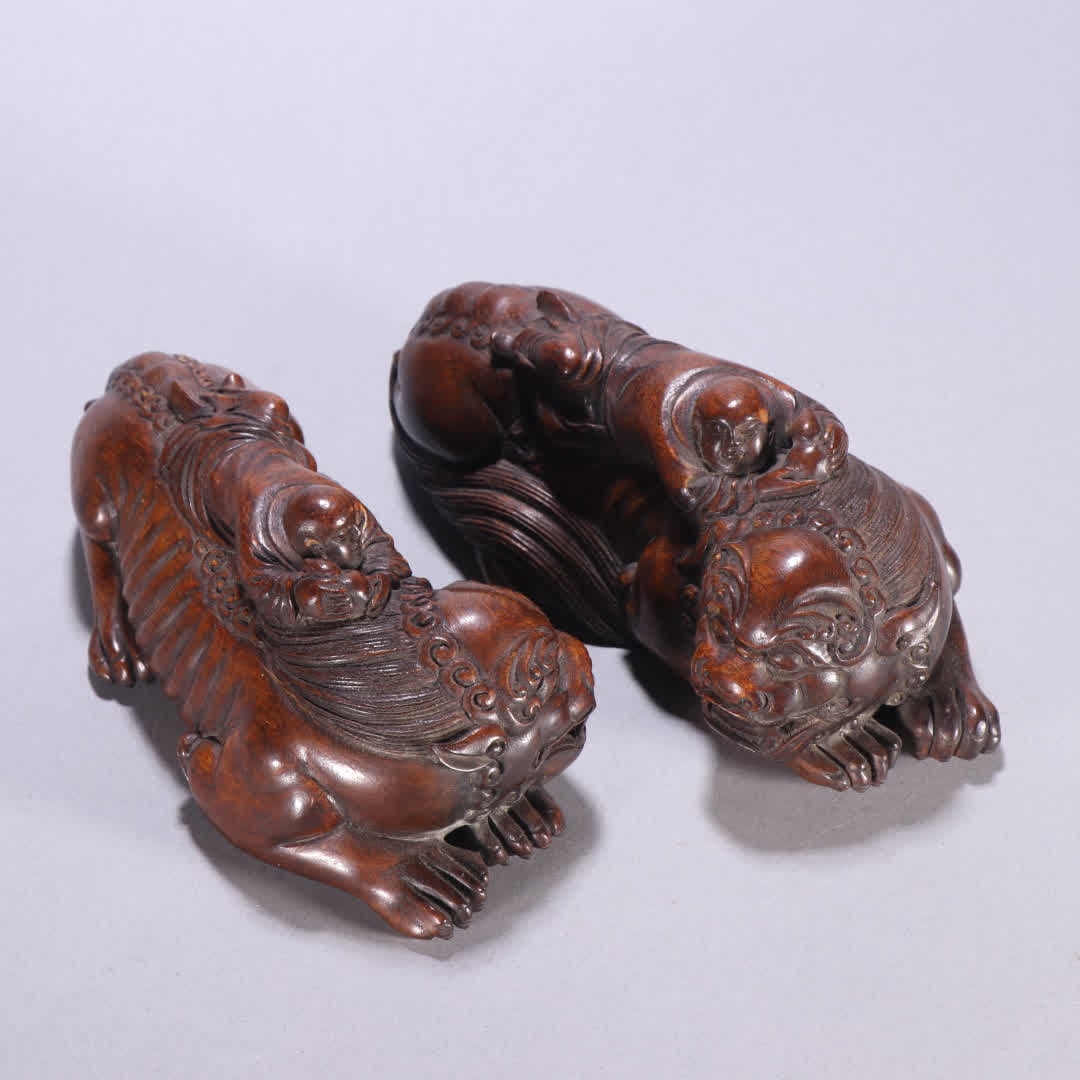 A pair of Qing Dynasty agarwood auspicious beast Arhat ornaments paperweights: A pair of paperweights for Qing Dynasty agarwood beast Arhat ornaments SIZE: H: 7.5cm L: 16.8cm Total W: 235g (The Dimensions Of All Batches Are Manually Measured.If You Need More Detailed