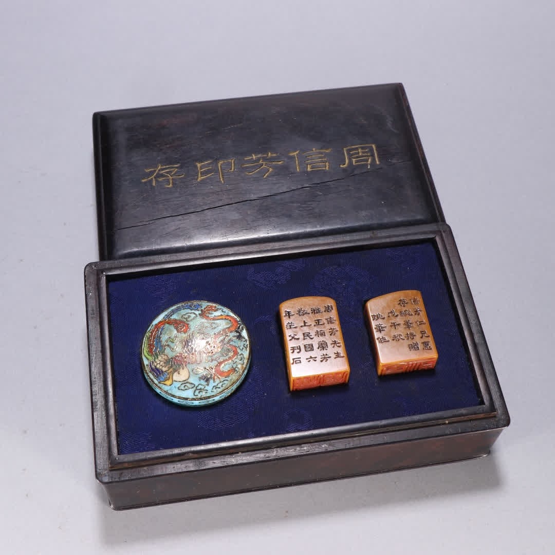 A set of Republic of China Tian Huangshi belt clay box: Republic of China Tian Huangshi belt clay box set SIZE: H: 4.2cm W: 2.6cm Single W: 68.9g (The Dimensions Of All Batches Are Manually Measured.If You Need More Detailed Information, Please Contact