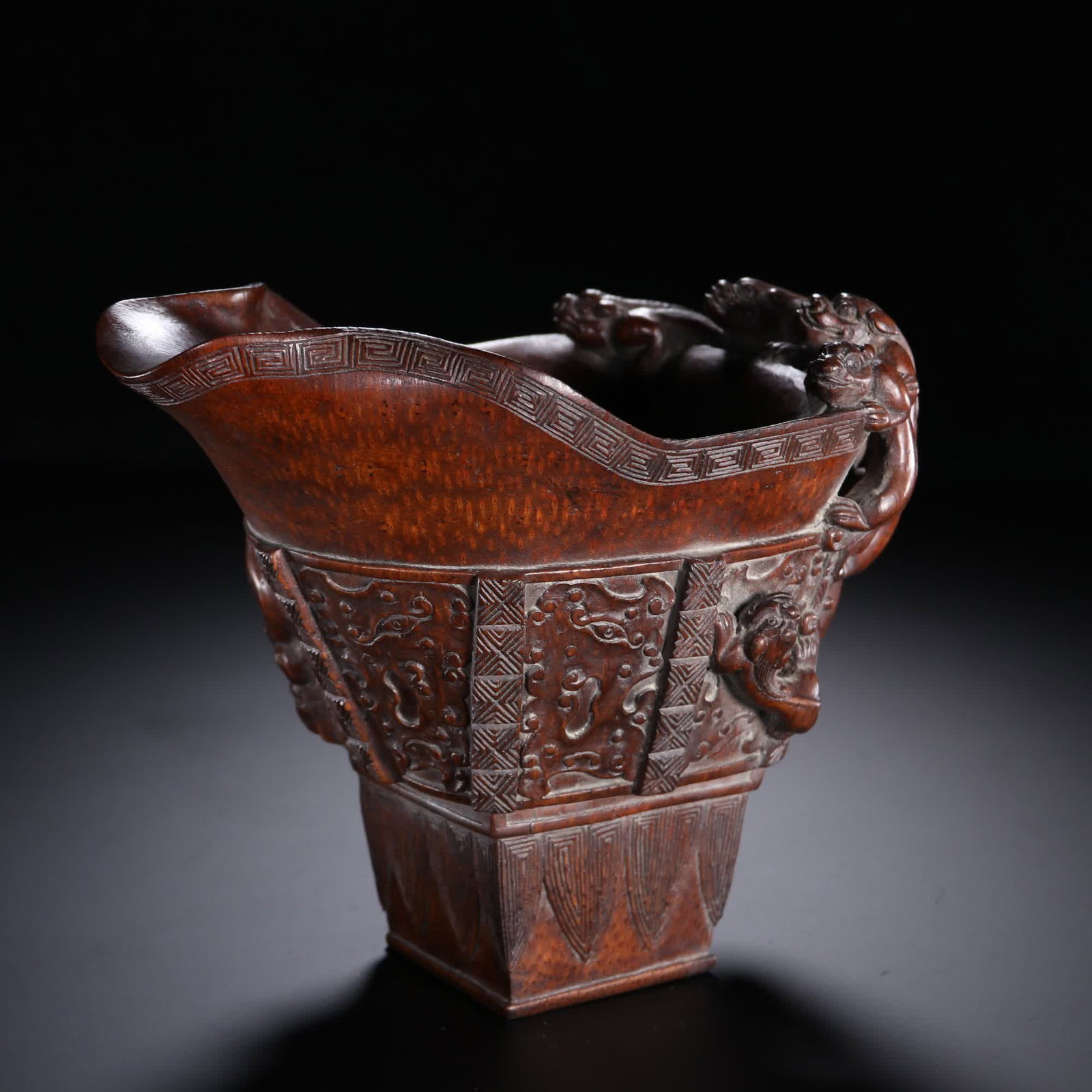 A Qing Dynasty bamboo carved dragon pattern cup: Qing Dynasty bamboo carved dragon pattern cup SIZE: H:14cm W:16.5cm W:290g (The Dimensions Of All Batches Are Manually Measured.If You Need More Detailed Information, Please Contact Our Customer Servi