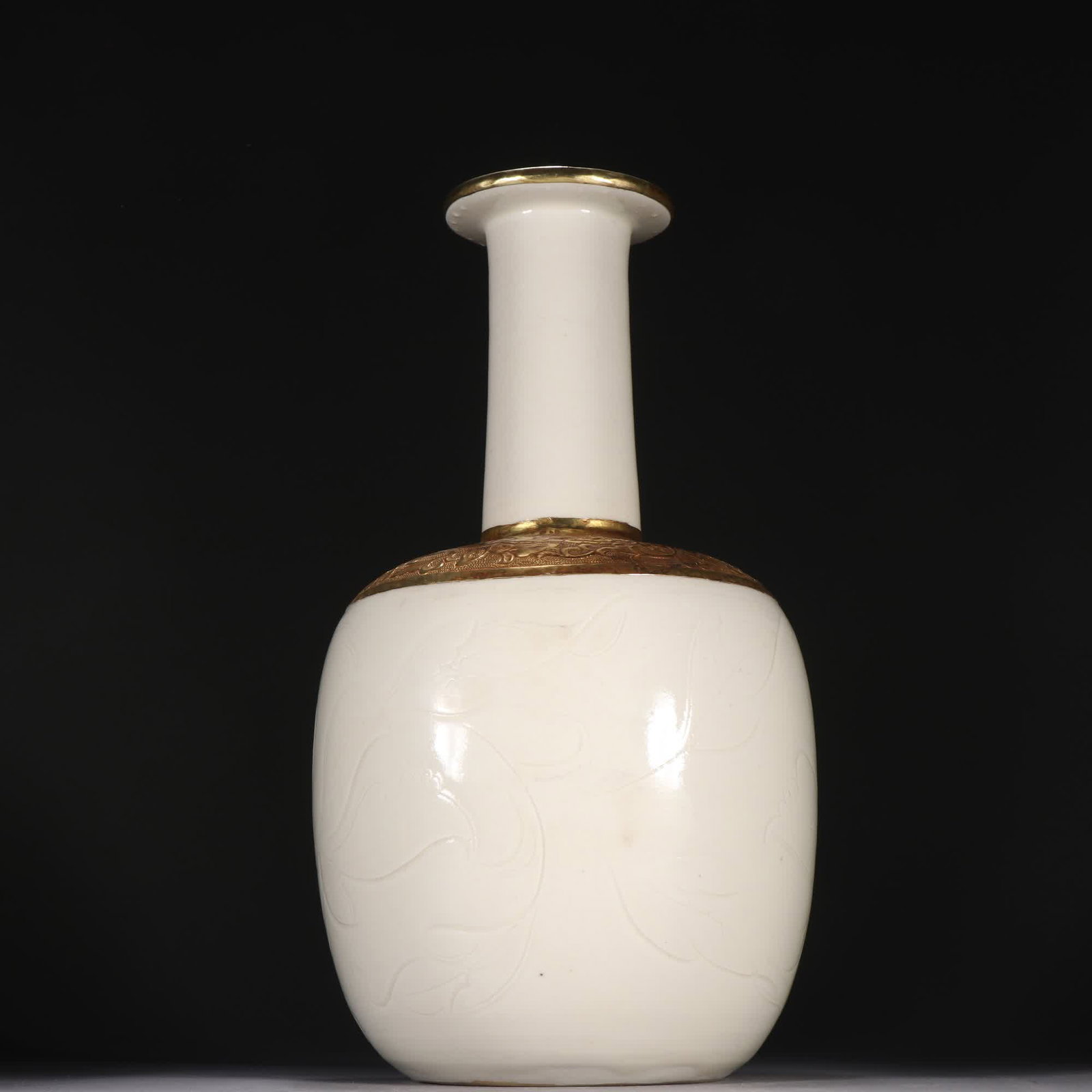 A Song Ding kiln gold-carved pattern vase: Song Ding kiln gold-engraved pattern vase SIZE: H:25cm W:14cm (The Dimensions Of All Batches Are Manually Measured.If You Need More Detailed Information, Please Contact Our Customer Service Before Bid