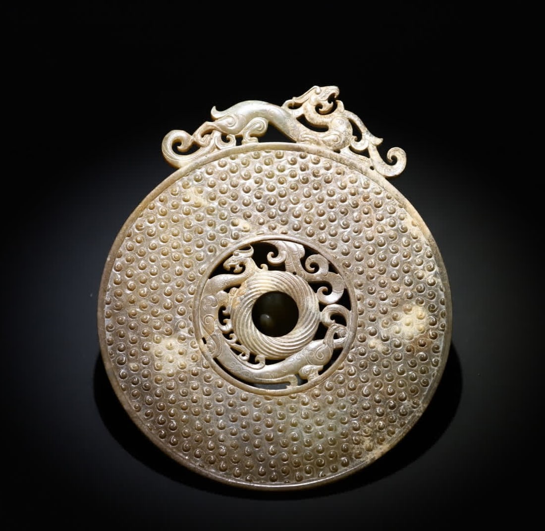 An ancient jade dragon pattern: The ancient jade dragon pattern is out of Guo Bi, the jade is delicate, the structure is tight, the carving is exquisite, the double-sided work, the valley pattern decoration, the inner circle is a ci