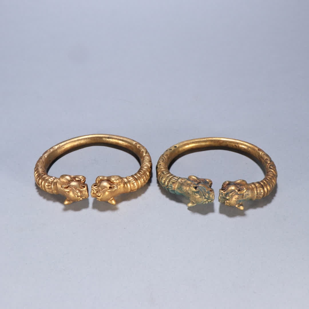 A pair of Qing Dynasty copper gilt tiger tiger shengwei bracelets: A pair of copper-gilt tiger tiger bracelets in the Qing Dynasty SIZE: Inner diameter 5cm W: 1.6cm Total W: 247.9g (The Dimensions Of All Batches Are Manually Measured.If You Need More Detailed Informa