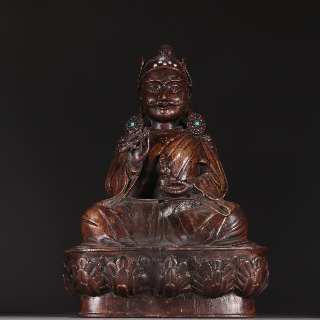 A Buddha statue of Agarwood Lotus in the Qing Dynasty (1 of 9)