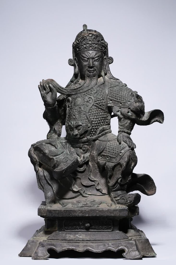 A seated statue of Qing Dynasty copper Guan Gong: Qing Dynasty copper Guan Gong seated statue Guan Gong is also the god of martial wealth, this ornament is cast from fine copper, and the pulp is mellow and simple. The craftsmanship is exquisite, and 