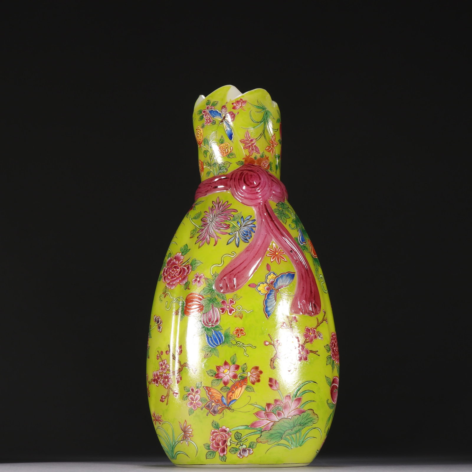 A Qing Dynasty material vessel painted enamel baggage bottle: Qing Dynasty material vessel painting enamel baggage bottle SIZE: H:19cm W:9.6cm W:602.8g (The Dimensions Of All Batches Are Manually Measured.If You Need More Detailed Information, Please Contact Our