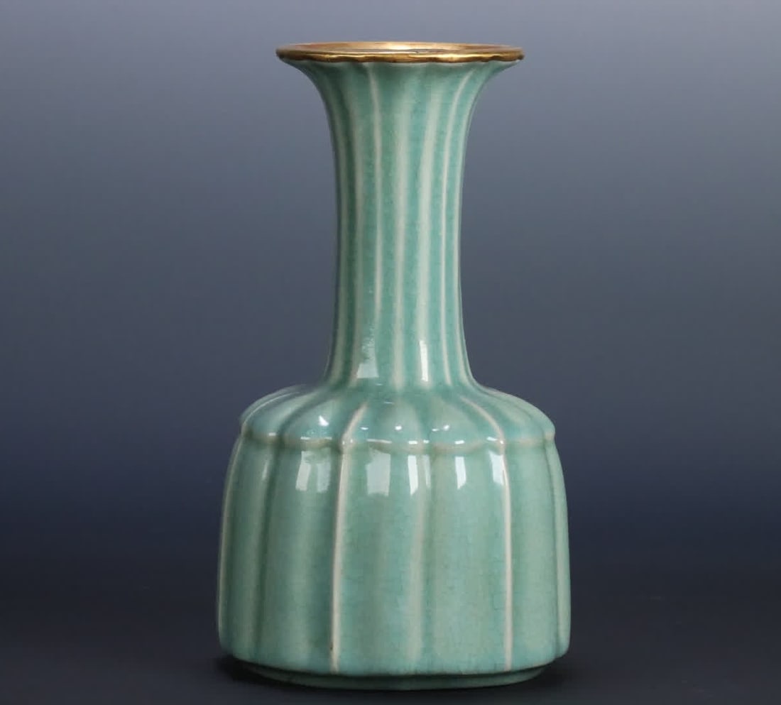 A Song Dynasty official kiln melon edge appreciation bottle: Song Dynasty official kiln melon ridge appreciation bottle SIZE: 22.1x12.5cm W:860g (The Dimensions Of All Batches Are Manually Measured.If You Need More Detailed Information, Please Contact Our Custo