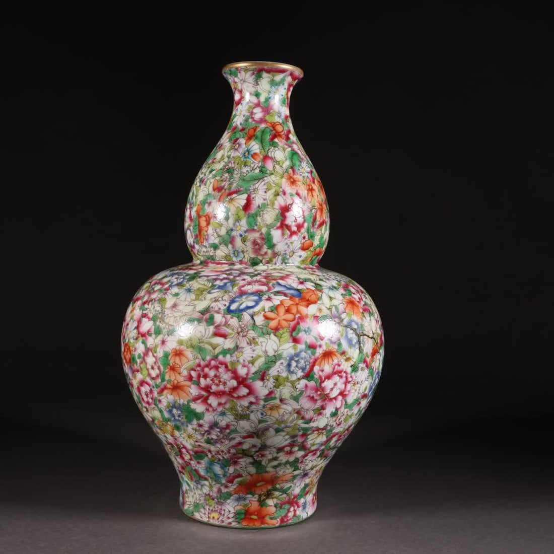 A gourd bottle made in the Qianlong period of the Qing Dynasty with pastel gold-painted flowers: Qianlong year of the Qing Dynasty pastel gold-painted hundred flowers do not fall to the ground gourd bottle SIZE: H: 29.6cm MouthD: 5.5cm Bottom diameter 9.3cm (The Dimensions Of All Batches Are Manu
