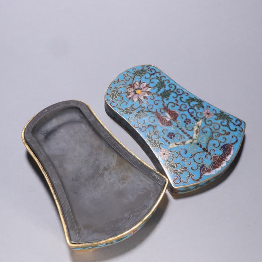 A Qing Dynasty copper-gilt cloisonné set of inkstones: Qing Dynasty copper gilt cloisonné set inkstone SIZE: H:4.7cm W:14.7x4.2cm W:780g (The Dimensions Of All Batches Are Manually Measured.If You Need More Detailed Information, Please Contact Our Custom