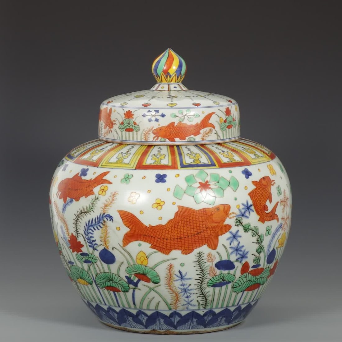 A large lid jar with a large lid of the Ming Dynasty Jiajing colorful fish algae lotus pattern: Ming Dynasty Jiajing colorful fish algae lotus pattern large lid jar SIZE: H: 47.5cm MouthD: 20.5cm Belly diameter 39cm (The Dimensions Of All Batches Are Manually Measured.If You Need More Detailed I