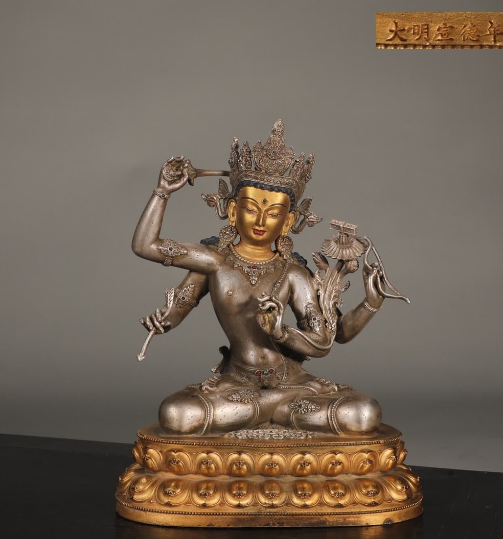 A Ming Dynasty finely cast copper tire gilt silver four-armed Guanyin seated statue: Ming Dynasty Finely cast copper tire gilt silver four-armed Guanyin seated statue [Style] Ming Xuande Year Shi [Details] This four-armed Guanyin statue has four arms on one side, the hands of the main