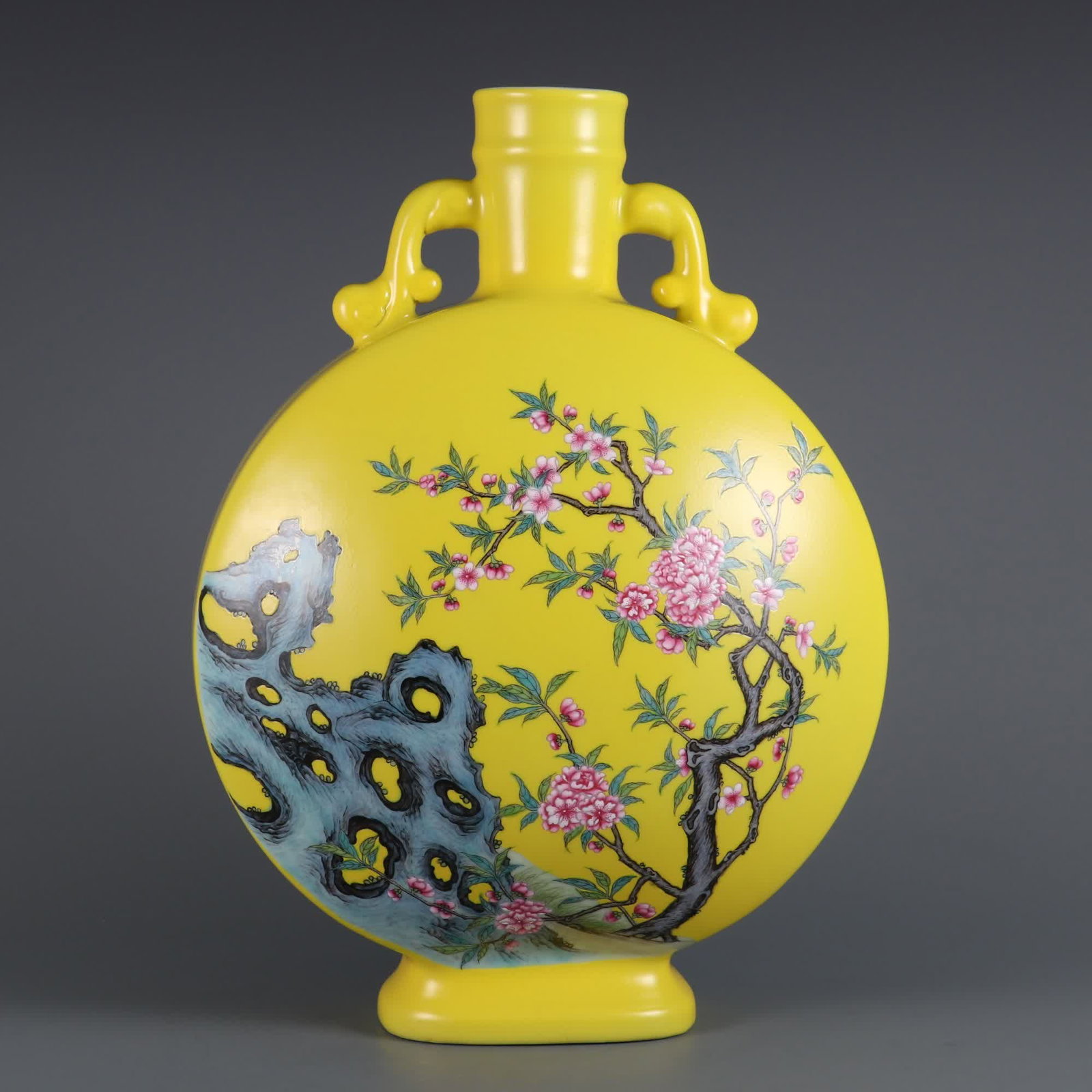A piece of Qing Dynasty Yongzheng year lemon yellow glaze plum peach blossom picture Ruyi ear: Qing Dynasty Yongzheng year of lemon yellow glaze foreign color plum peach blossom picture Ruyi ear holding moon bottle SIZE: H: 35.3cm Belly diameter 26cm (The Dimensions Of All Batches Are Manually 
