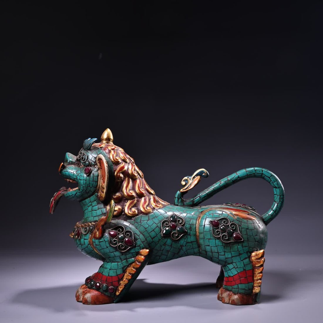 A Qing Dynasty painted gold-inlaid gemstone lion in the town of warding off evil spirits: Qing Dynasty painted gold-inlaid gemstone warding town house lion SIZE: W:2700g H:21cm L:29cm (The Dimensions Of All Batches Are Manually Measured.If You Need More Detailed Information, Please Contact