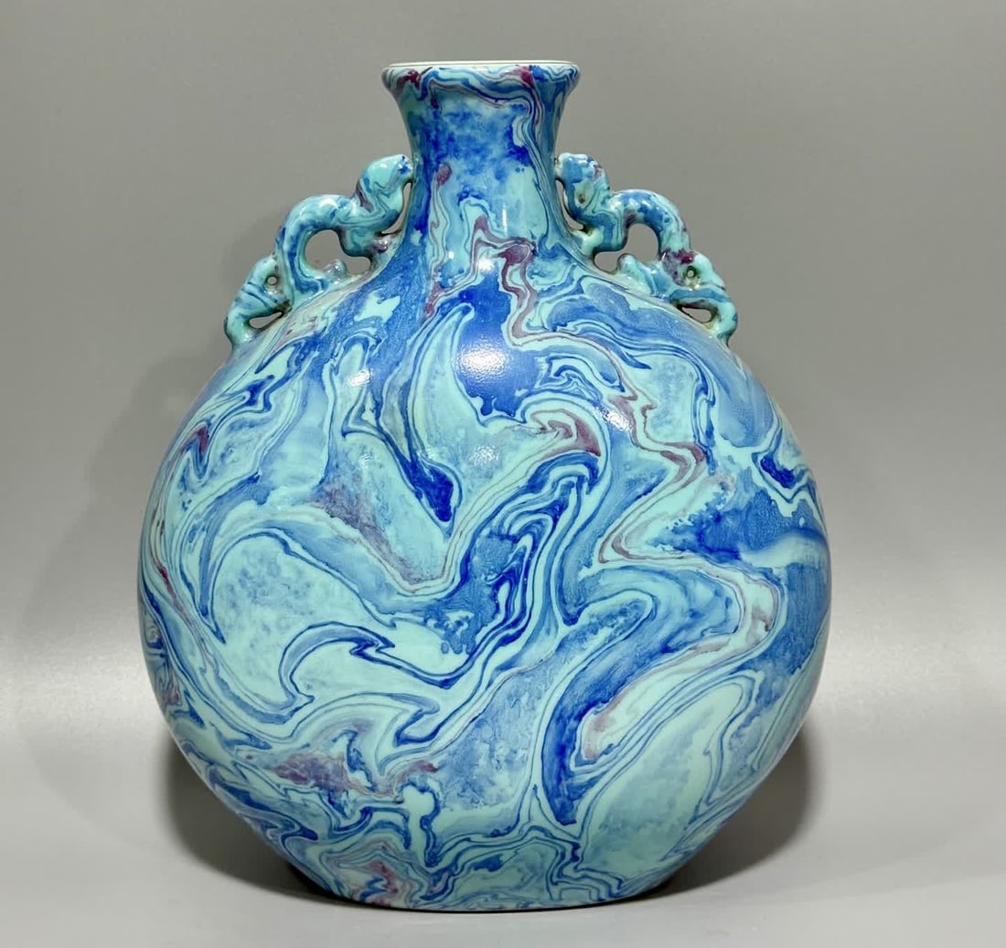 A peacock blue amphora flat bottle made in the Qianlong period of the Qing Dynasty: Qianlong year of the Qing Dynasty peacock blue amphora water-patterned flat bottle SIZE: H: 27cm MouthD: 6cm Belly diameter 23cm Bottom diameter 112cm (The Dimensions Of All Batches Are Manually Measu
