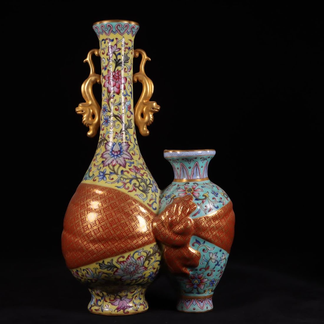 A pair of Qianlong year model yellow pastel gold-painted entwined lotus floral pattern streamer: Qianlong year model yellow background pastel gold-painted entwined lotus floral pattern streamer mother and child one-piece bottle SIZE: H: 29cm MouthD: 4.5cm Bottom diameter 6.3cm (The Dimensions Of 