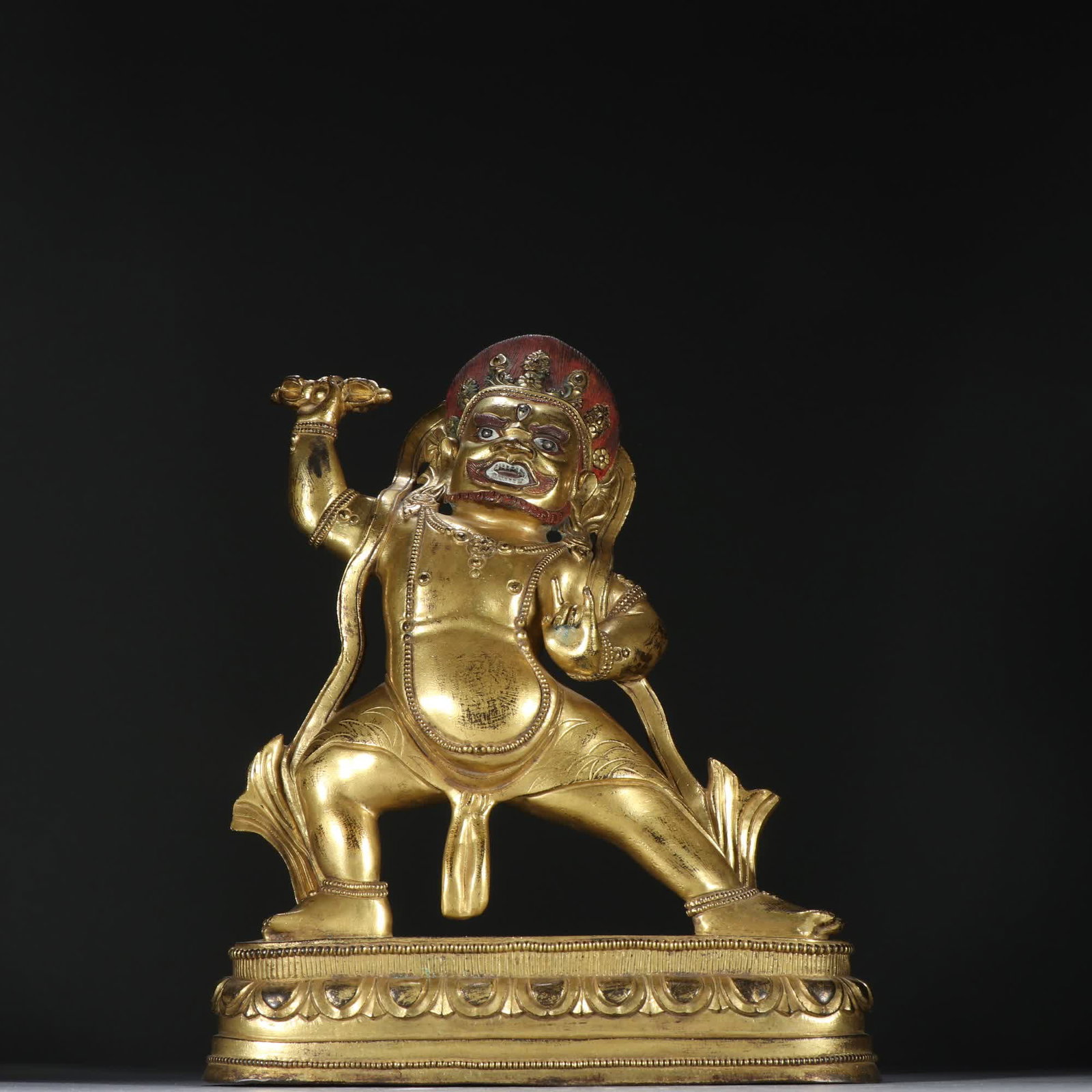 A bronze gilt Vajra Buddha hand statue: Bronze gilt Vajra Buddha hand statue SIZE: H:25.5cm W:20.5cm W:3115.5g (The Dimensions Of All Batches Are Manually Measured.If You Need More Detailed Information, Please Contact Our Customer Service B