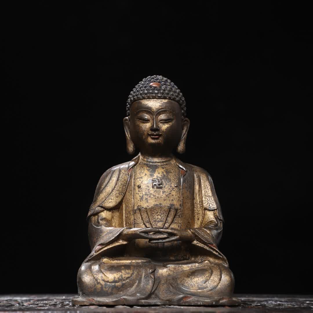 A Qing Dynasty bronze rubbing statue of Shakyamuni: Qing Dynasty copper rubbing statue of Shakyamuni SIZE: H:18cm W:13cm T:8cm W:0.92kg (The Dimensions Of All Batches Are Manually Measured.If You Need More Detailed Information, Please Contact Our Custo