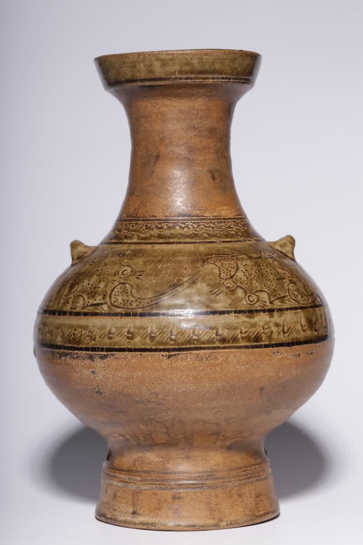 A Western Jin Dynasty Yue kiln celadon double-tied ear jar (1 of 6)