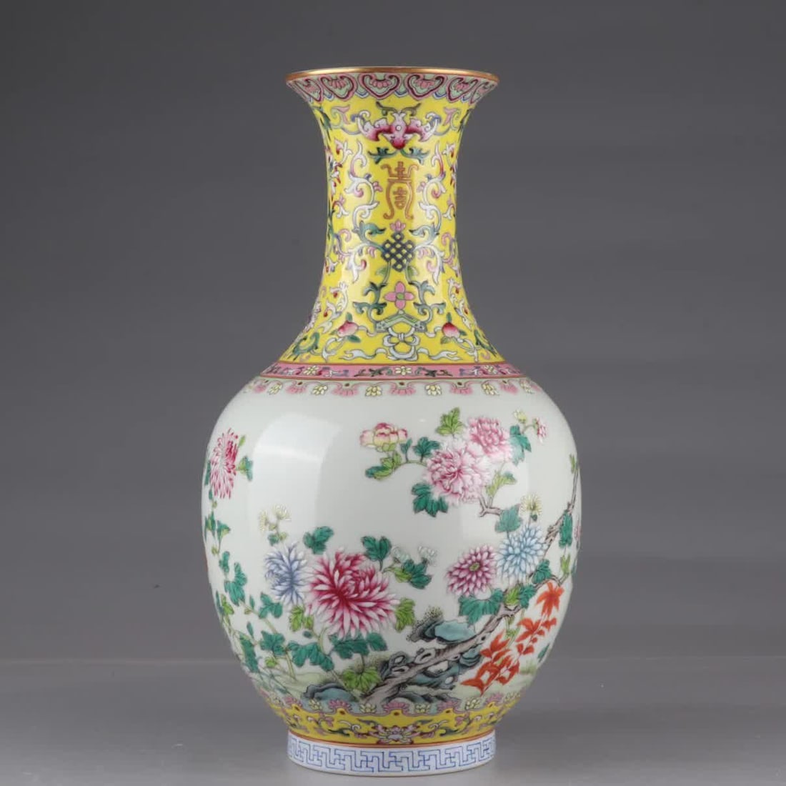 A Qing Dynasty Qianlong pastel gold-painted flower vase: Qing Dynasty Qianlong pastel gold-painted flower vase SIZE: H: 29cm Belly diameter 16cm (The Dimensions Of All Batches Are Manually Measured.If You Need More Detailed Information, Please Contact Our C