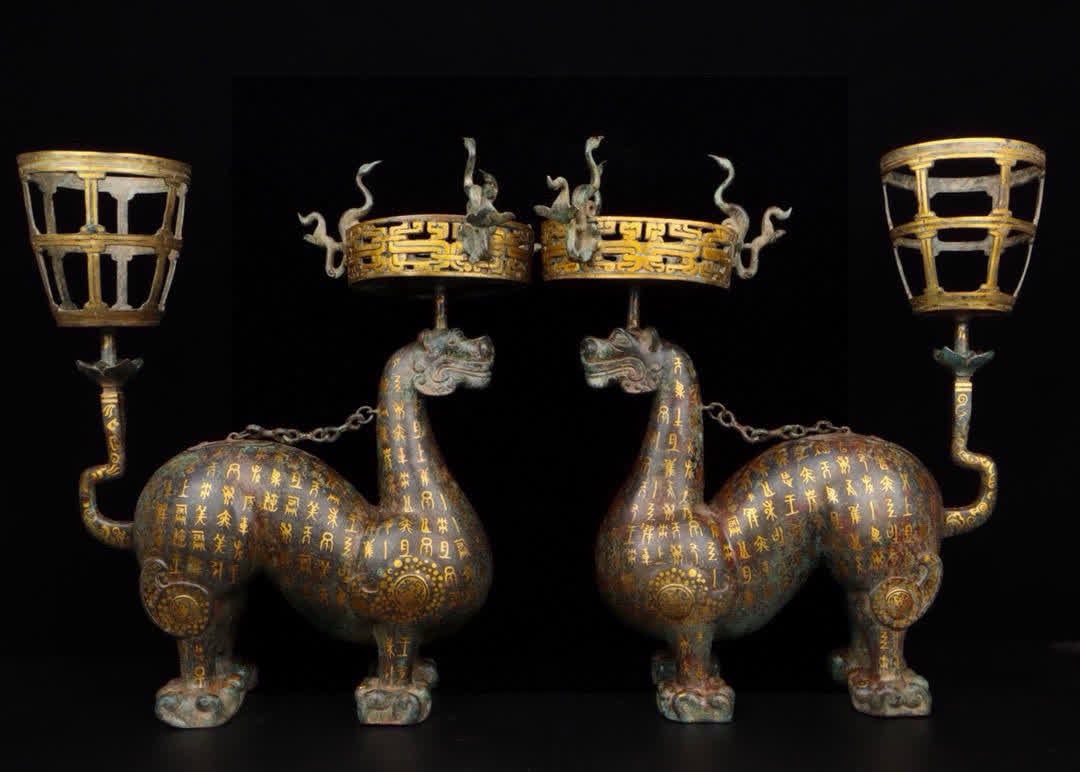 A War Han bronze Cuojin Divine Beast lamp plate: War Han Bronze Cuojin Divine Beast Lamp Plate (a pair) SIZE: Total W: 17kg Single L: 47cm W: 26cm H: 56cm (The Dimensions Of All Batches Are Manually Measured.If You Need More Detailed Information, Pl
