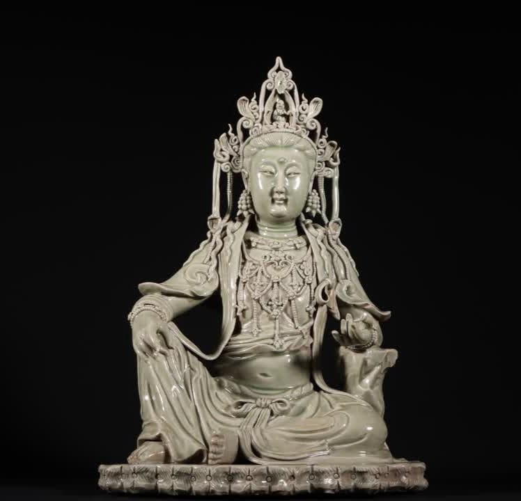 A seated statue of Guanyin in the secret color of the Yue kiln in the Tang Dynasty (1 of 9)