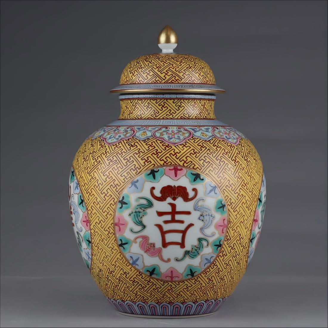 A Qing Dynasty Qianlong swastika version of gold-painted window auspicious ruyi lid jar: Qing Dynasty Qianlong swastika version of gold-painted window auspicious ruyi lid jar SIZE: H: 26.5cm Belly diameter 18.5cm (The Dimensions Of All Batches Are Manually Measured.If You Need More Detail