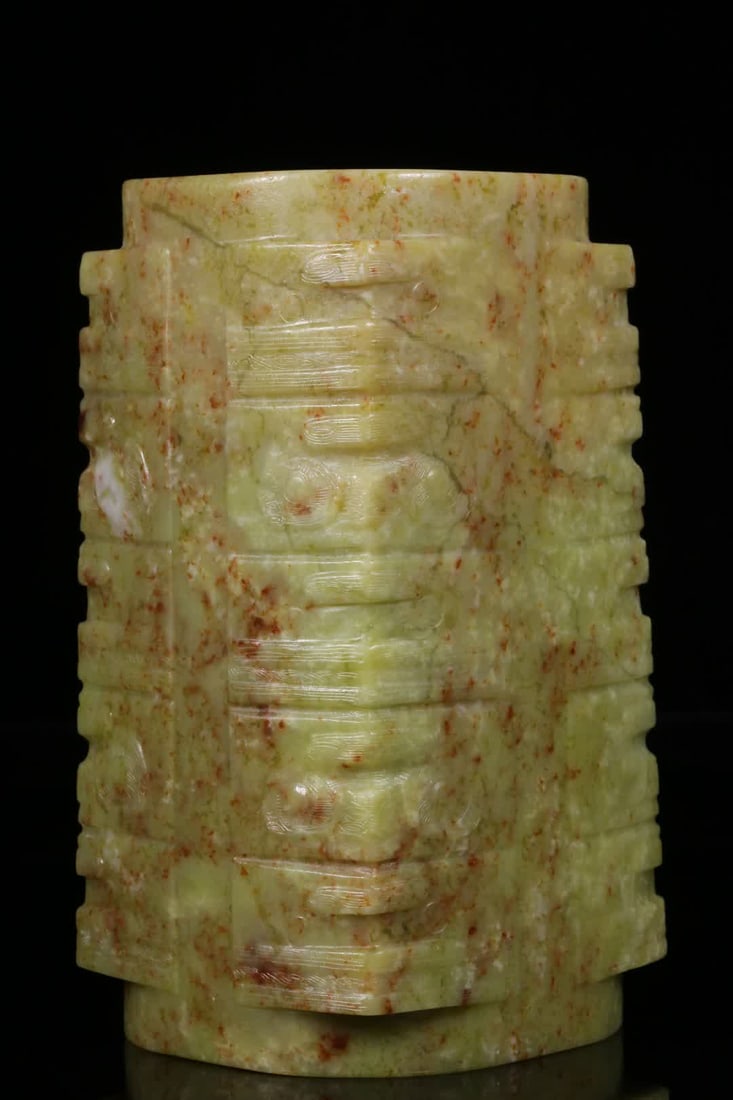 A piece of Liangzhu culture and Tian Yucong: Liangzhu culture Hetian jade cong is carved from Hetian jade, the jade is delicate and oily, the pulp is soft, simple and elegant. The shape is a square cylinder, and the lips and feet are cylindrical