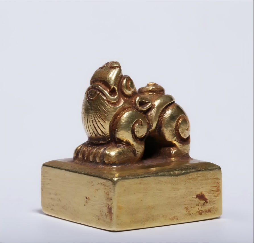 A Han Dynasty pure gold beast button seal (1 of 8)