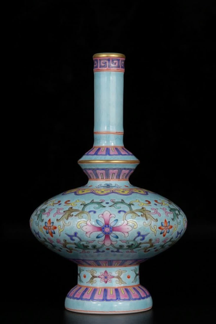 A Qing Dynasty turquoise green glazed pastel entwined floral pattern nectar vase: Qing Dynasty "Qing Qianlong Year System" turquoise green glazed pastel entwined floral pattern nectar bottle appreciation bottle extravagant, long neck, slippery shoulders, flat belly, circle feet. Th