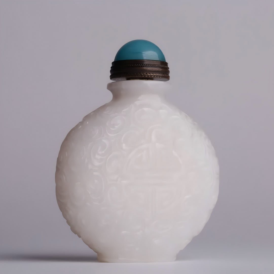 A Qing Dynasty Hetian white jade group longevity pattern snuff bottle: Qing Dynasty Hetian white jade group longevity pattern snuff bottle The snuff bottle is made of high-quality Hetian white jade dug into the chamber and has a regular shape. Aquamarine is the cover, th