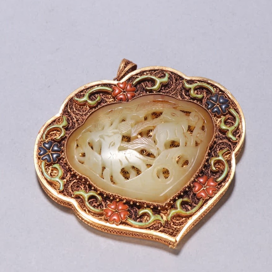 A Qing Dynasty silver-gilt cloisonné inlaid pendant: Qing Dynasty silver gilt cloisonné inlaid treasure pendant SIZE: W:8.9x10.1cm W:143g (The Dimensions Of All Batches Are Manually Measured.If You Need More Detailed Information, Please Contact Our Cus