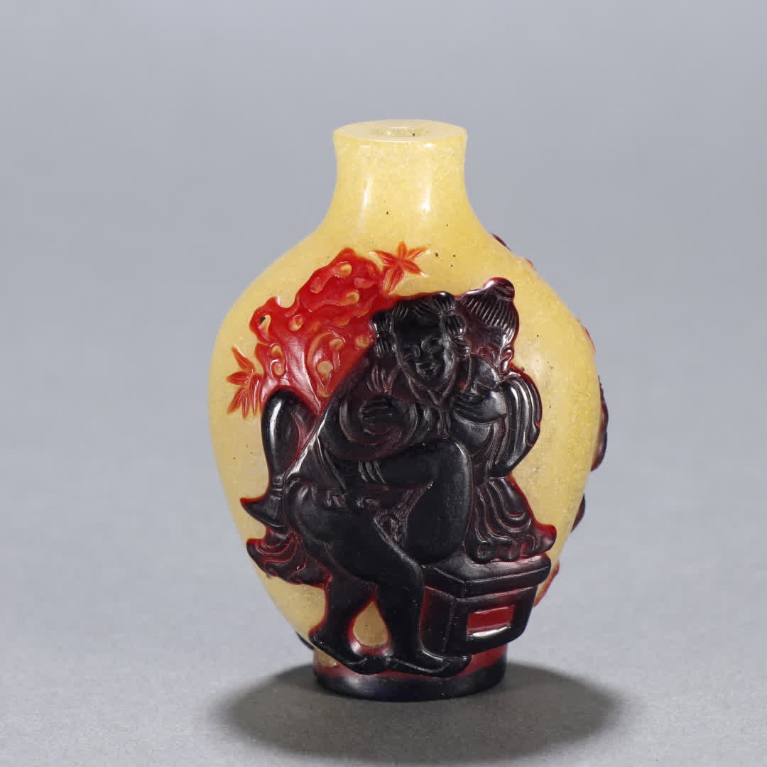 A Qing Dynasty glazed condom Spring Palace picture snuff bottle (1 of 9)