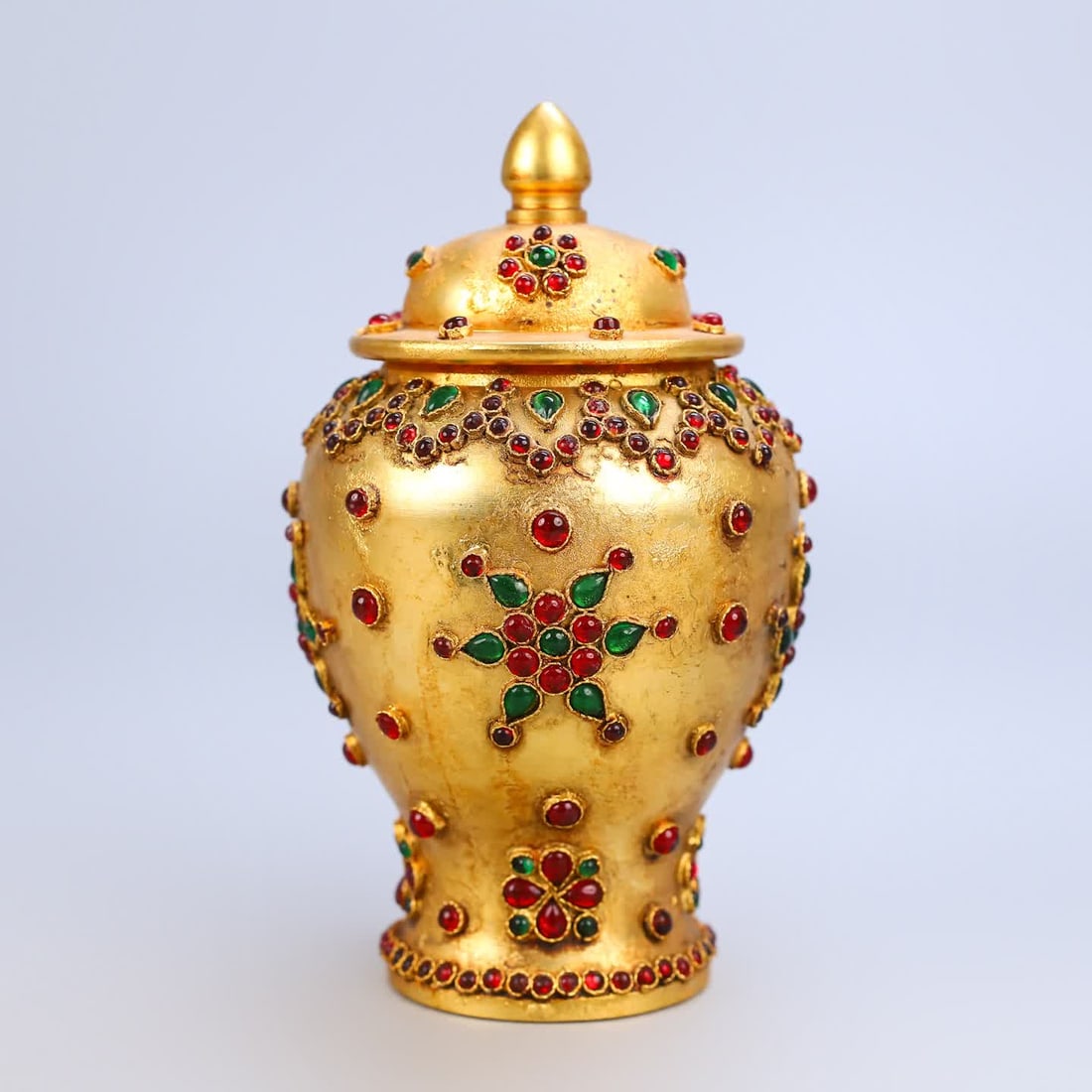 A Qing Dynasty copper gilded treasure inlaid with a general's jar: Qing Dynasty copper gilded treasure inlaid with general jars SIZE: H:14.5cm W:8cm W:675g (The Dimensions Of All Batches Are Manually Measured.If You Need More Detailed Information, Please Contact Our 