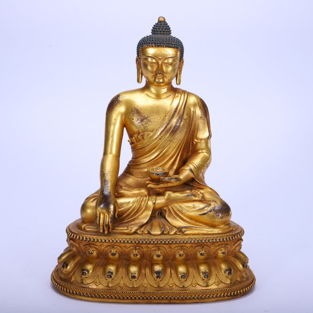 A bronze gilt Buddha statue of the Qing Dynasty: Qing Dynasty copper gilt Buddha statue SIZE: L:16cm W:11.5cm H:21cm W:1650g (The Dimensions Of All Batches Are Manually Measured.If You Need More Detailed Information, Please Contact Our Customer Serv