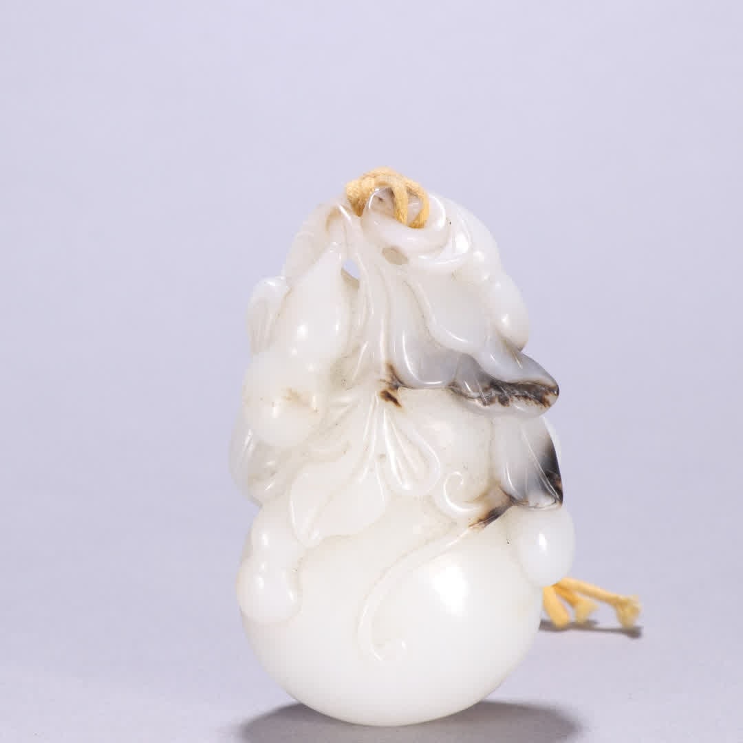A carved gourd of Hetian jade in the Qing Dynasty: Qing Dynasty Hetian jade multi-child gourd carving SIZE: H:8.6cm W:5.4cm W:239.8g (The Dimensions Of All Batches Are Manually Measured.If You Need More Detailed Information, Please Contact Our Custome