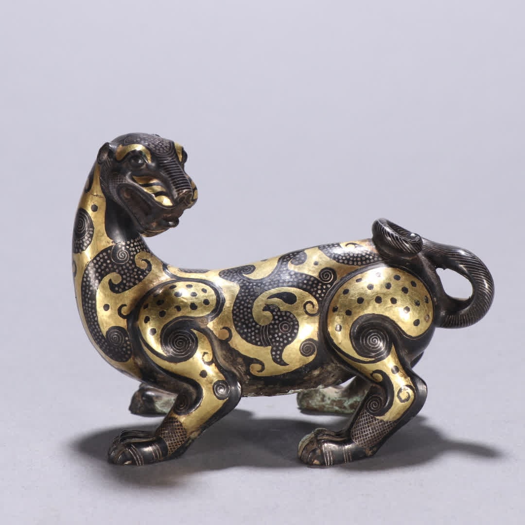 A pair of Han Dynasty copper gold and silver beast ornaments: A pair of Han Dynasty copper gold and silver beast ornaments SIZE: H: 6.3cm W: 8.2cm Total W: 386.7g (The Dimensions Of All Batches Are Manually Measured.If You Need More Detailed Information, Please 