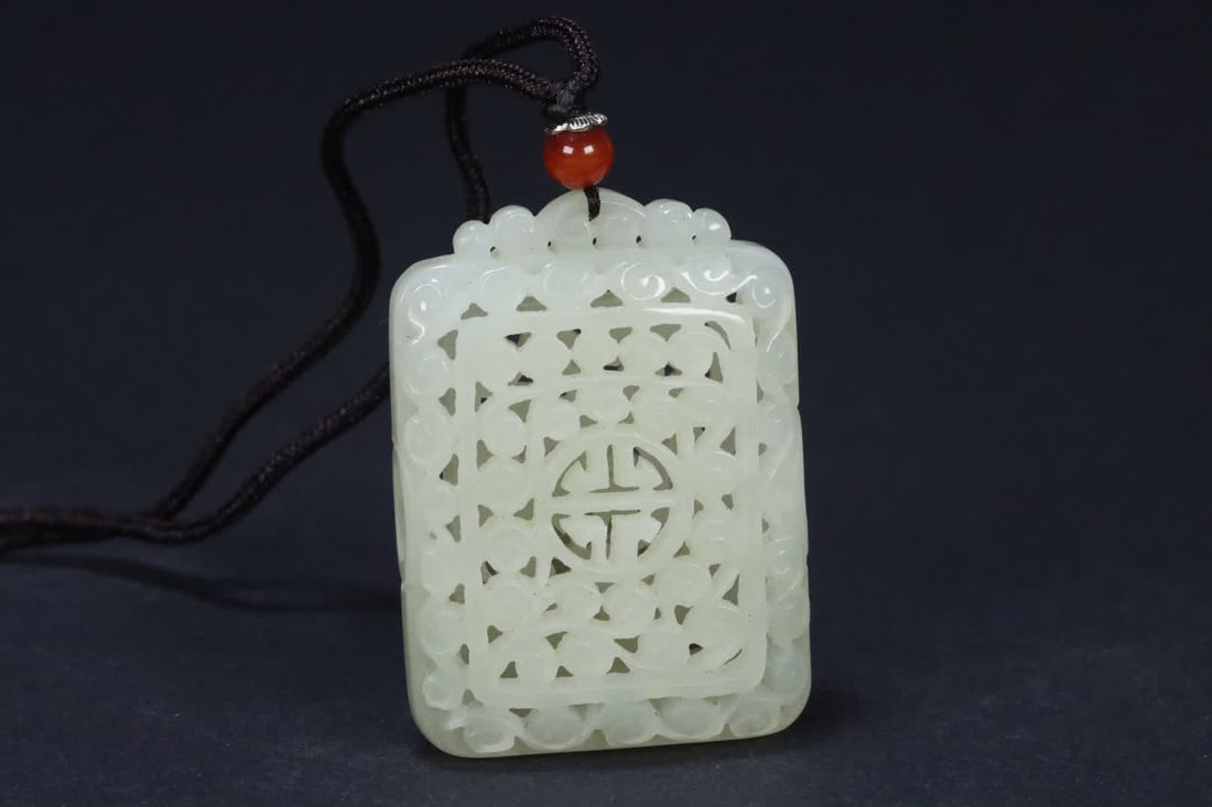A late Qing Dynasty Hetian jade carved entwined sachet: Late Qing Dynasty Hetian jade carved entwined sachets SIZE: 5.06x3.67x1.23cm W:30.7g (The Dimensions Of All Batches Are Manually Measured.If You Need More Detailed Information, Please Contact Our Cust