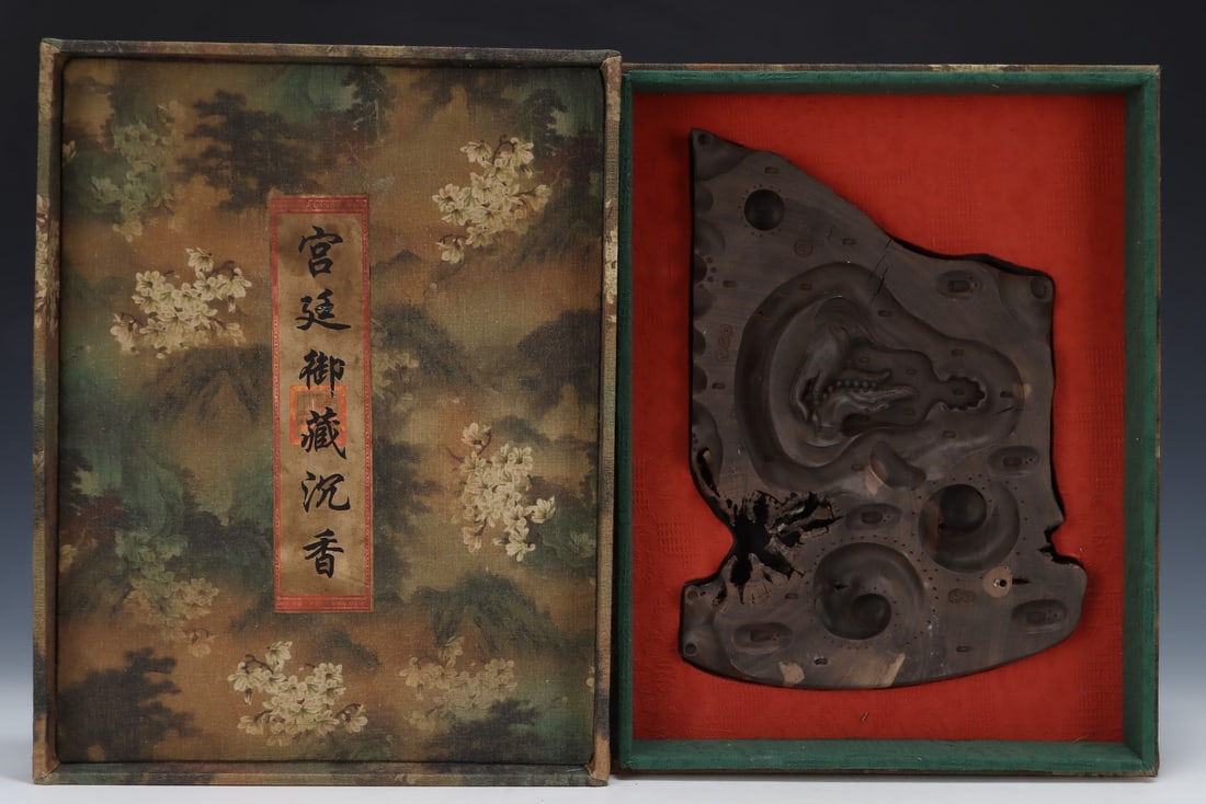 An Exquisite Eaglewood Ornament: An Exquisite Eaglewood Ornament Qing Dynasty, China Size:27.8cmx4.8cmx20cm (The Dimensions Of All Batches Are Manually Measured.If You Need More Detailed Information, Please Contact Our Customer