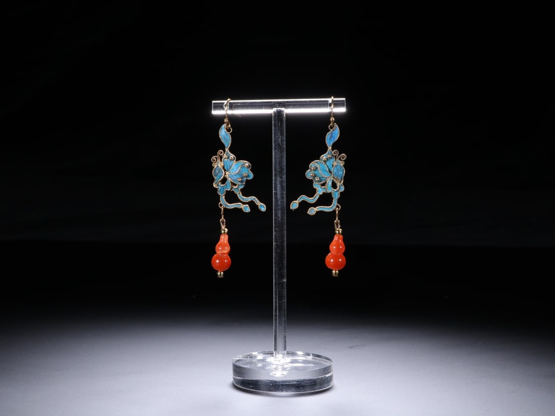 An Exquisite Gilt Bronze Inlaid Gems Earrings: An Exquisite Gilt Bronze Inlaid Gems Earrings Qing Dynasty, China Size:6.7cmx2cm (The Dimensions Of All Batches Are Manually Measured.If You Need More Detailed Information, Please Contact Our