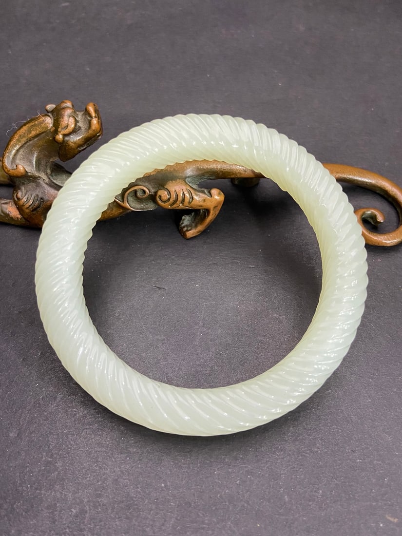 An Exquisite White Jade Bracelets: An Exquisite White Jade Bracelets Qing Dynasty, China Size:12cm Size:(inside diameter)61.4cm Weight:68g (The Dimensions Of All Batches Are Manually Measured.If You Need More Detailed Information,