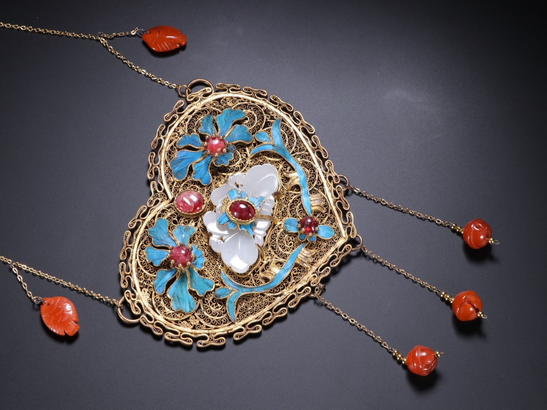 An Exquisite Gilt Bronze Inlaid Gems Flower Pattern Necklace: An Exquisite Gilt Bronze Inlaid Gems Flower Pattern Necklace Qing Dynasty, China Size:40cmx10cm (The Dimensions Of All Batches Are Manually Measured.If You Need More Detailed Information, Please