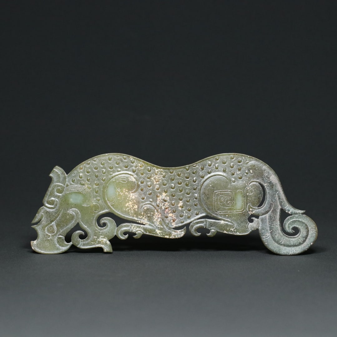 An Exquisite White Jade Tiger-Shaped Ornament: An Exquisite White Jade Tiger-Shaped Ornament Han Dynasty, China Size:18cmx6.2cmx0.6cm Weight:100.2g (The Dimensions Of All Batches Are Manually Measured.If You Need More Detailed Information, Please 