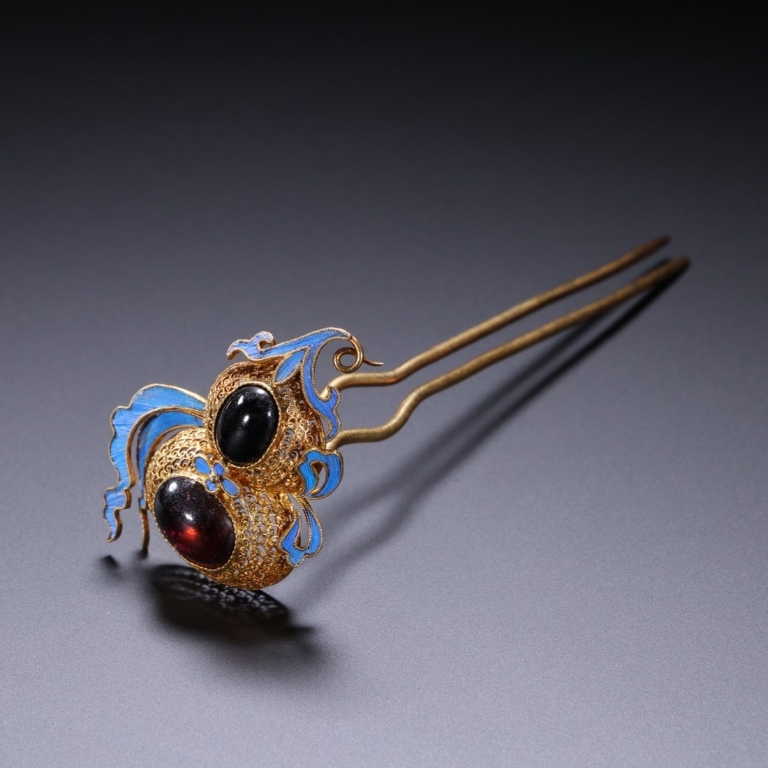 An Exquisite Gilt Silver Inlaid Gems Gourd-Shaped Hairpin: An Exquisite Gilt Silver Inlaid Gems Gourd-Shaped Hairpin Qing Dynasty, China Size:9cmx3.5cm (The Dimensions Of All Batches Are Manually Measured.If You Need More Detailed Information, Please Contact 