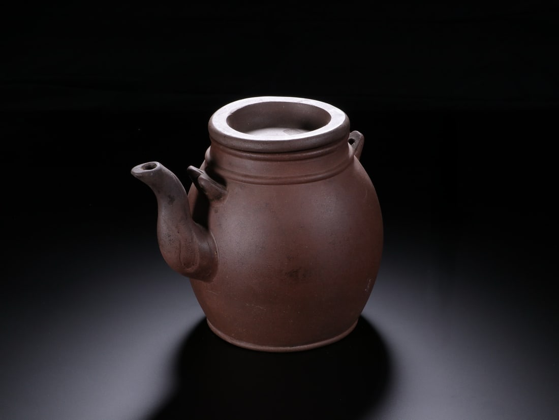 An Exquisite Purple Sands Teapot: An Exquisite Purple Sands Teapot Ming Dynasty, China Hongwu Four-character Mark Size:17cmx14.5cm (The Dimensions Of All Batches Are Manually Measured.If You Need More Detailed Information, Please Cont