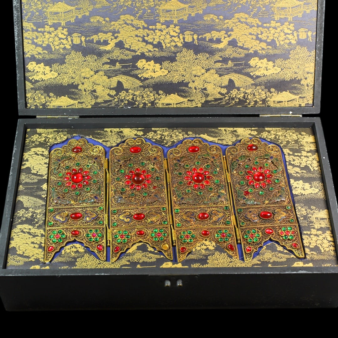 An Exquisite Gilt Bronze Inlaid Gems Screen: An Exquisite Gilt Bronze Inlaid Gems Screen Qing Dynasty, China Size:8cmx48cm Weight:2137g Size:19cmx30cm Weight:524g (The Dimensions Of All Batches Are Manually Measured.If You Need More Detailed Inf
