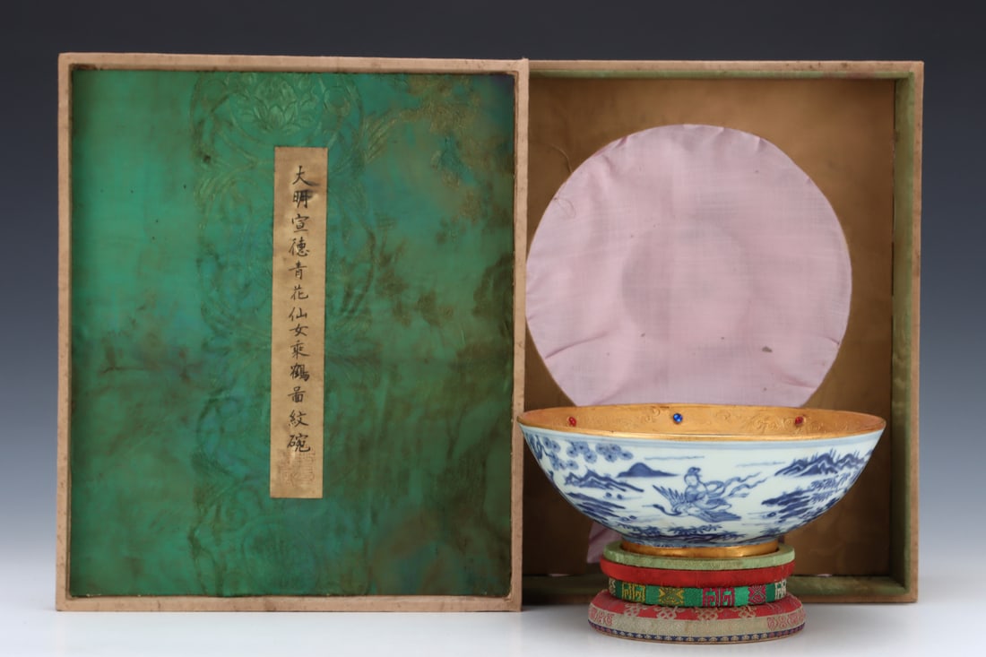 An Exquisite Blue and White Cover with Gold Character and Story Pattern Bowl: An Exquisite Blue and White Cover with Gold Character and Story Pattern Bowl Ming Dynasty, China Xuande Six-character Mark Size:7.7cmx20.3cm (The Dimensions Of All Batches Are Manually Measured.If You