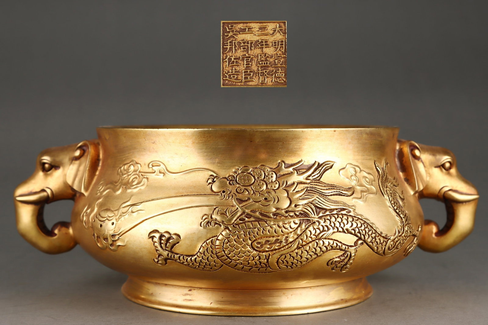 An Exquisite Gilt Bronze Dragon Pattern Double-Ears Censer: An Exquisite Gilt Bronze Dragon Pattern Double-Ears Censer Ming Dynasty, China Size:9.5cmx19.5cm Weight:4200g (The Dimensions Of All Batches Are Manually Measured.If You Need More Detailed Information